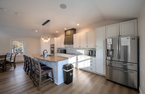 Lake Harmony Estates House | Treehouse by PMR, 9BR Guest Favorite, Lake View, Sauna, Hot Tub, Sleeps 28