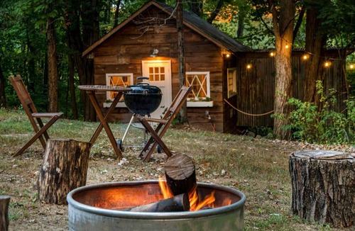 Hyde Park Cabin | Treehouse With Outdoor Bathtub & Stream!