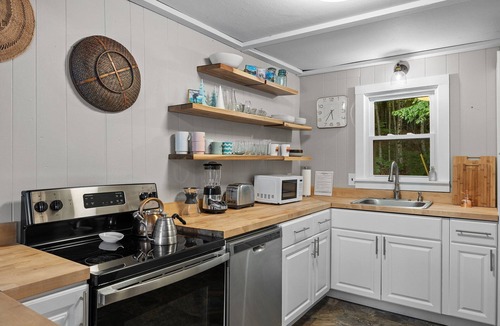 Newbury Ski Chalet | TreeTop House- A Hillside Retreat -Chalk Pond