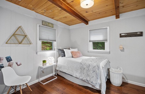 Newbury Ski Chalet | TreeTop House- A Hillside Retreat -Chalk Pond