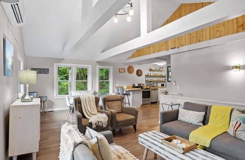 Newbury Ski Chalet | TreeTop House- A Hillside 3Bed Retreat -Chalk Pond