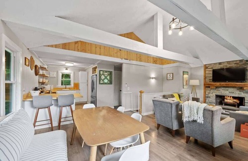 Newbury Ski Chalet | TreeTop House- A Hillside 3Bed Retreat -Chalk Pond