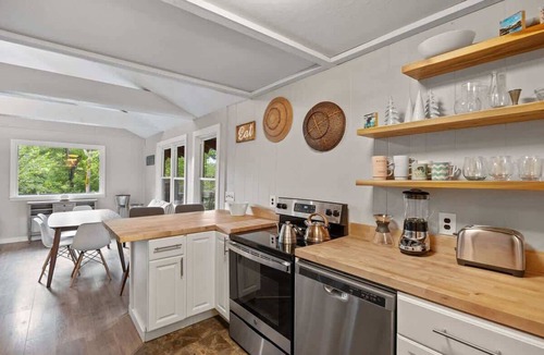 Newbury Ski Chalet | TreeTop House- A Hillside 3Bed Retreat -Chalk Pond