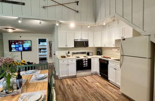 Killington Condo | TreeTops- AC, Pool, Tennis, Close to Resort/Biking