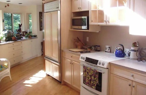 Guilford House | TREETOPS house! A Reunion/Retreat/Event estate! Seasonal POOL! Sleeps 12