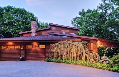 Guilford House | TREETOPS house! A Reunion/Retreat/Event estate! Seasonal POOL! Sleeps 12