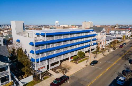North End House | Trendy 1BD Balcony Pool Small fam or couples stay