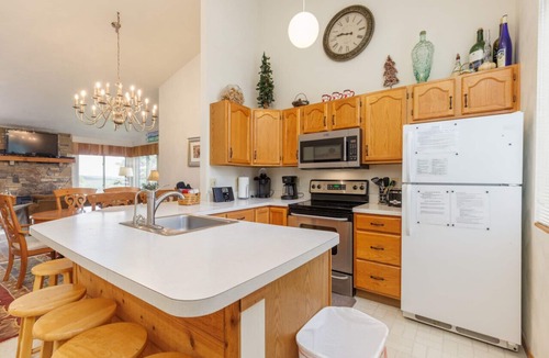 Hidden Valley Condo | True Ski-In/Ski-Out on Comet & Voyager, Sleeps 9, Fireplace, Pet Friendly