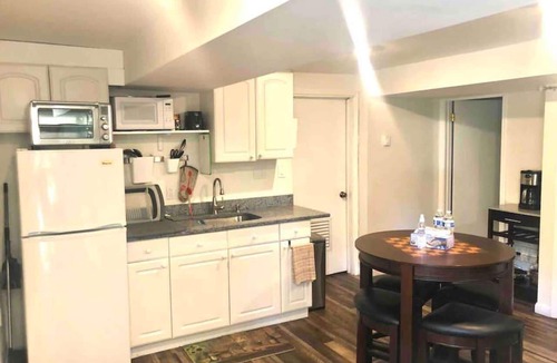 Waltham Apartment | Tucked away garden level studio near Cambridge 3017