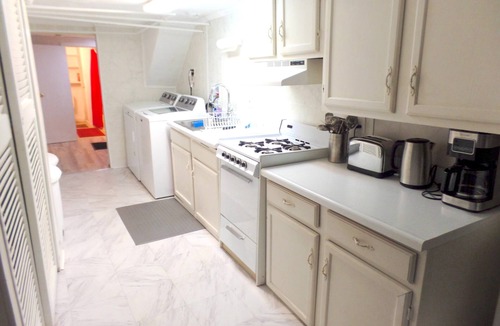 Medford Apartment | Tufts - Furnished 1-bedroom apt w/Laundry
