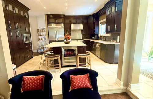 Central Erin Mills House | TV Self Check-in 2 min to Transit Erin Mills