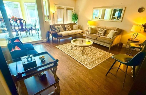 Central Erin Mills House | TV Self Check-in 2 min to Transit Erin Mills