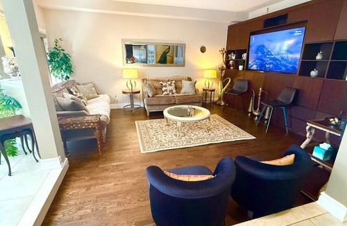 Central Erin Mills House | TV Self Check-in 2 min to Transit Erin Mills