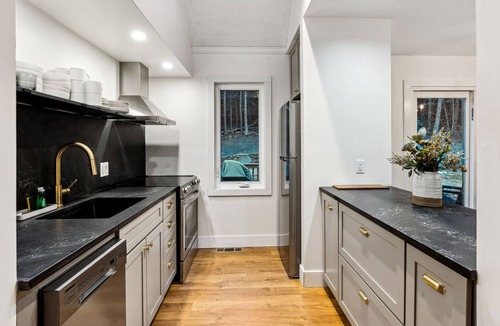 Quechee House | Twin Peaks Saltbox with Sauna, Pet-Friendly