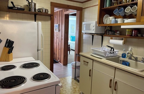 West Chatham House | TWO BEDROOM PET FRIENDLY COTTAGE - 1/4 MILE TO RIDGEVALE BEACH