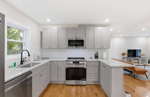 Thompsonville House | Two Family house 4B3B Newton Center & Green Line