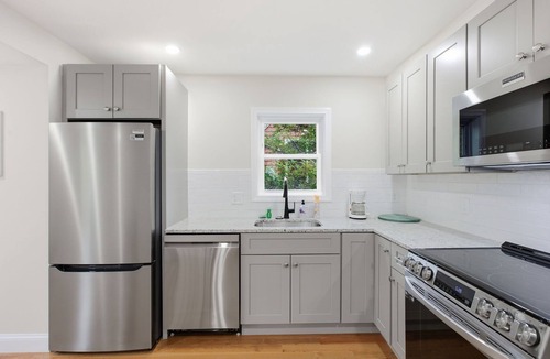 Thompsonville House | Two Family house 4B3B Newton Center & Green Line