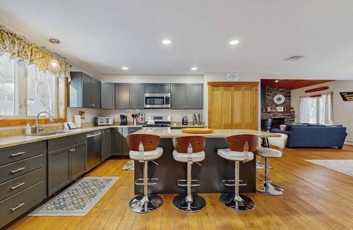 Bartlett House | Two-level Townhome with Gas Fireplace, Deck, and Grill - Amazing Location