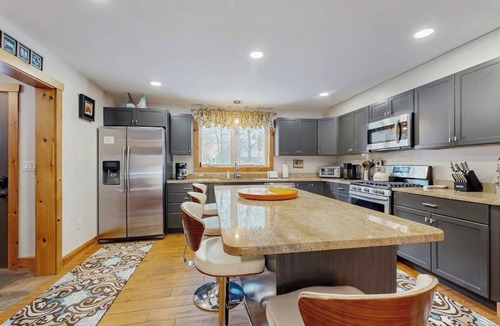 Bartlett House | Two-level Townhome with Gas Fireplace, Deck, and Grill - Amazing Location