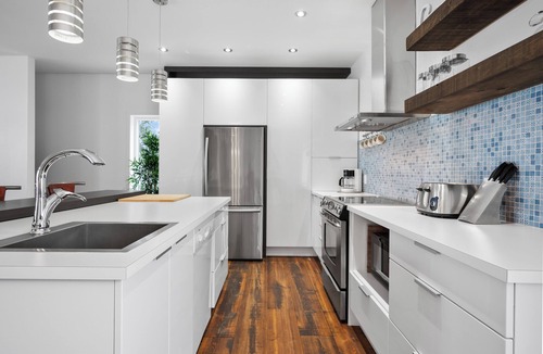 Venise-en-Quebec House | Ultimate Lake Escape | Sleeps 10 | Family Ready | 4 Min to Beach | CITQ 305702