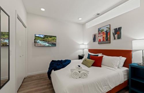 Poplar Apartment | Unique 1BR King Rooftop Gym Old City WD 625