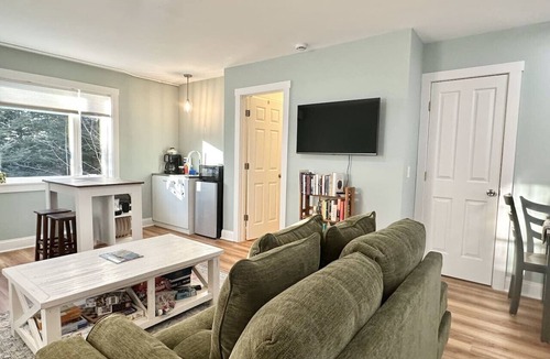 Town Hill House | Unique 2 Studio Apartment Spacious Home [Deer Run]