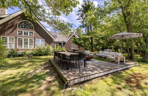 Gravenhurst Cottage | Unique 4 bed 5 bath cottage with 3 bed 2 bath guest cottage on Lake Muskoka