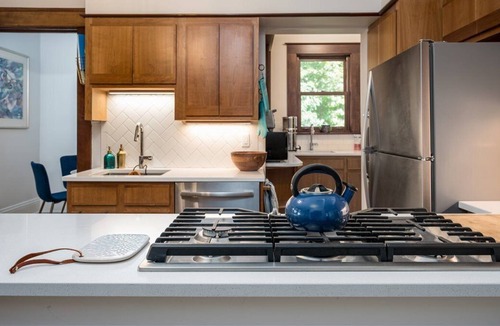 White Plains House | Unique 7-bd Oasis |10 min walk to NYC Express Train