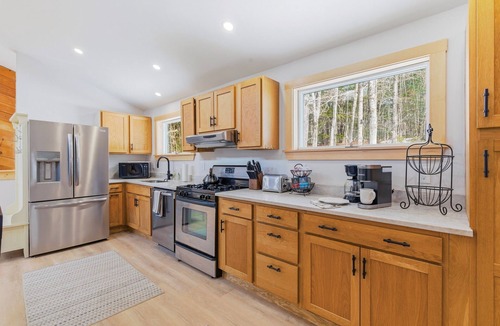 Bethel House | Unique Family Retreat | HotTub, Fire Pit, Dogs OK!