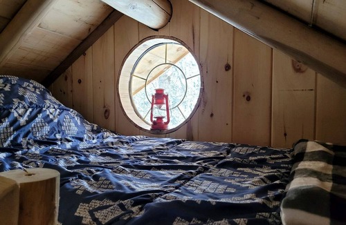 Corbeil Cabin | Unique Tree House Perfect for Families with BBQ in Callander, Ontario