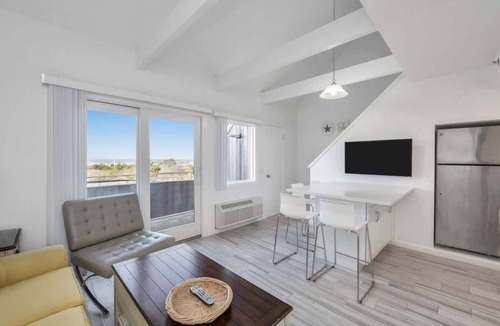 Napeague Apartment | Unit 2022: 1-Bedroom with Loft | 2nd Floor-Bay View | Court Side