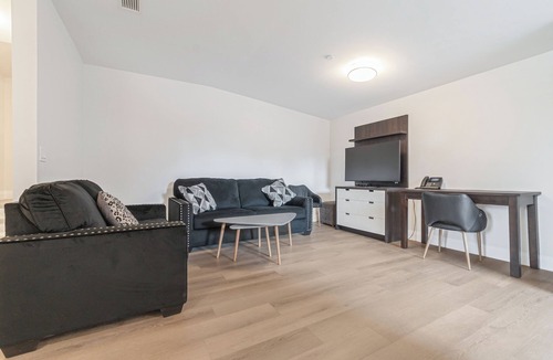 Dean Park Apartment | Unit 3 - Modern Fully Furnished 3 Bedroom Apartment