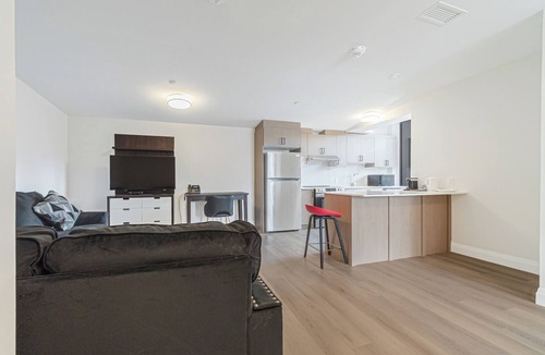 Dean Park Apartment | Unit 8 - Modern Fully Furnished 3 Bedroom Apartment