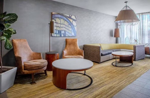 Northwest Yonkers Hotel | Untermyer Gardens 2 Queen Room with Gym