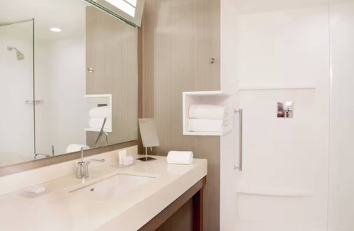 Northwest Yonkers Hotel | Untermyer Gardens 2 Queen Room with Gym