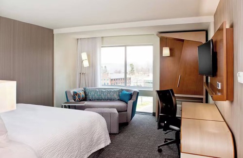 Northwest Yonkers Hotel | Untermyer Gardens King Room with Gym