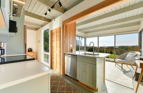 Chilmark House | Unwind in Guest House overlooking Menemsha Pond. Dogs ok+ Lv-2 EV charger.