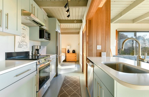 Chilmark House | Unwind in Guest House overlooking Menemsha Pond. Dogs ok+ Lv-2 EV charger.
