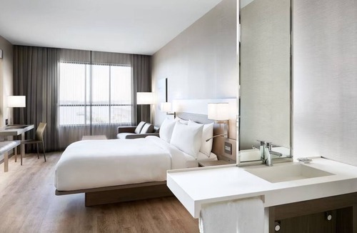Portland Hotel | Unwind in Stylish Waterfront Room Near Trails & Outdoor Activities