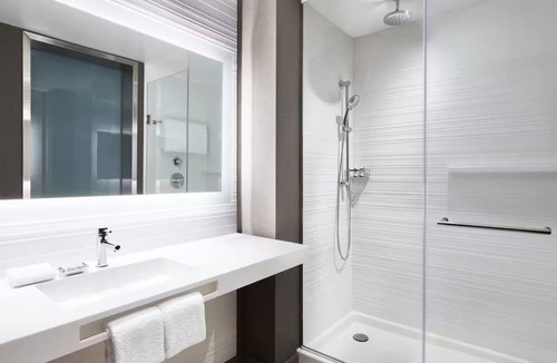 Portland Hotel | Unwind in Stylish Waterfront Room Near Trails & Outdoor Activities