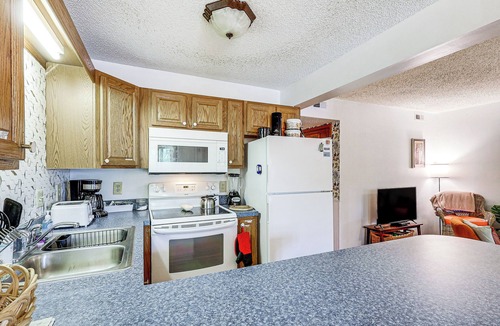Caine Woods Condo | Unwind Poolside, Walk to Sand! Ocean City Condo