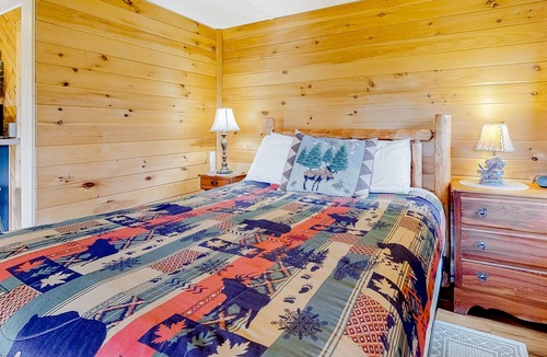 Thornton Apartment | Updated cabin with WiFi, mountain views, firepit & pool