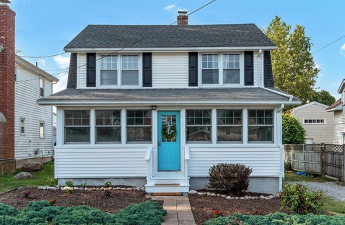 Niantic House | Updated Coastal Retreat Steps to Black Point Beach Sleeps 8