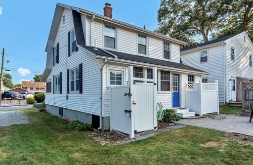 Niantic House | Updated Coastal Retreat Steps to Black Point Beach Sleeps 8
