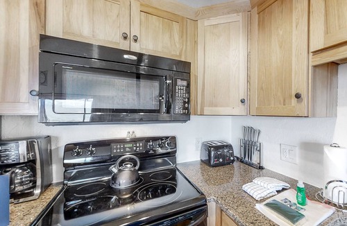 Jackson Condo | Updated condo w/Mt Washington views, free WiFi, private washer/dryer, & more