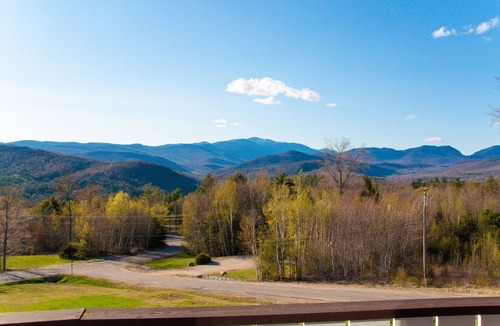 Jackson Condo | Updated condo w/Mt Washington views, free WiFi, private washer/dryer, & more