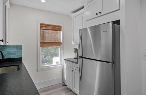 Warren House | Updated, Historic District, Walk to Waterfront. Pet-Friendly! Sleeps 12