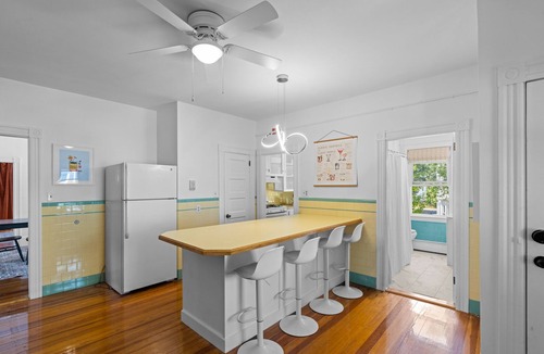Warren House | Updated, Historic District, Walk to Waterfront. Pet-Friendly! Sleeps 12