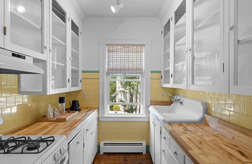 Warren House | Updated, Historic District, Walk to Waterfront. Pet-Friendly! Sleeps 12