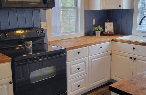 Colchester Cottage | Updated year round Cottage in Lake Hayward Community
